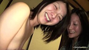 To asiatiske chicks i vild foursome sex efter poolbad!