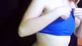 bonneyuwu - 18 47 pequena se masturba con minifalda y orejas de conejita.