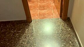 Mamada sucia en wc chica sumisa quiere lluvia dorada