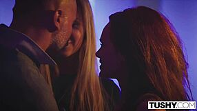 Prosim zaročenca, da deli mojo rit s tem parom v analnem trojčku