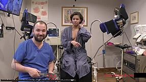 Fizični pregled na vhodu na univerzo v Tampi razkrije telo uporniške Wyattove zadaj