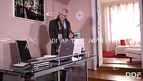 Lesbiske skjønnheter Francesca DiCaprio & Sarah Sultry deler dildohjemme