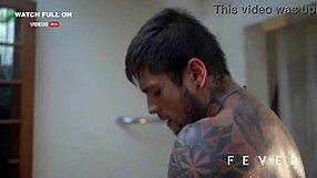 Par nyder intime øjeblikke med naturlige patter og tatoveringer