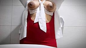 Kontorpige runker privat på badeværelses toilettet