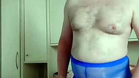 Spaß in der Blauen Legging: Amateurin Masturbiert in Nylon Pantyhose und Leggings mit Dirty Talk