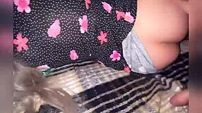 entrando al cuarto de la so en la noche va a su cuarto y la encuentra acostadita en la cama lista para ser penetrada video casero de joven mexicana