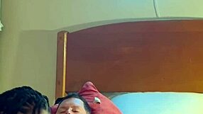 Kocham oglądać amatorską czarną ssącą i rżnącą białego w hoodzie, mega gorąco