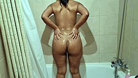 jovencita caliente tomando una ducha