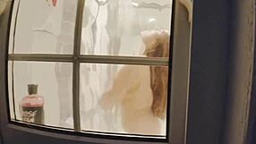 Te uiți la vecina în duș neîntrerupt