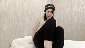 dayla plays with her sexy feet and dildo
