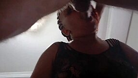 Novinho pirocudo venho me conhecer e não aguentou gozou antes de gozar na minha boca