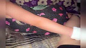 entrando al cuarto de la so en la noche va a su cuarto y la encuentra acostadita en la cama lista para ser penetrada video casero de joven mexicana