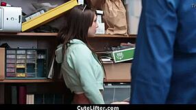 Sahabat Dipaksa Petugas Mall