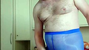 Spaß in der Blauen Legging: Amateurin Masturbiert in Nylon Pantyhose und Leggings mit Dirty Talk