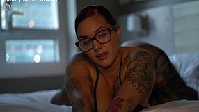 Tattooed latina santana red shakes her big juicy booty