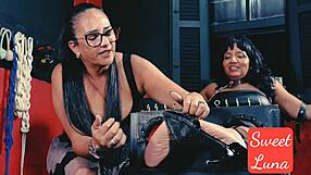 Ach, tahle křivková milfka ovládá velkou prdelí a plnou pusou!