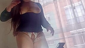 A mi madrastra le encanta exhibir su enorme concha y su gran culo 2