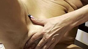 Vrouw verkent grote dildo's in solo masturbatie sessie