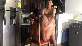 Je to divji seks v hotelski kuhinji z veliko ritjo?