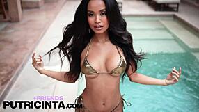 Putri cinta slides fingers deeper into her dripping pussy