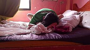 Voznik grab-a jo je trdo jebal v sobi motela sogo in ji naredil orgazem