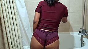 jovencita caliente tomando una ducha