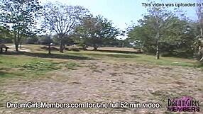 Văd sperma curgând de cât e de excitată