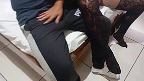 Novinho pirocudo venho me conhecer e não aguentou gozou antes de gozar na minha boca