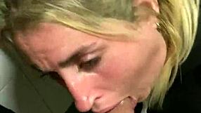 Deepvane me chupa la pija en el baño público de un cine