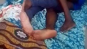 Fată dulce încarcă telefonul apoi se distrează cu sex intens