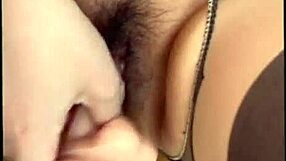 おもちゃをおまんこに挿れて遊んでたらヒクヒク感じでしまいイク女子大生。