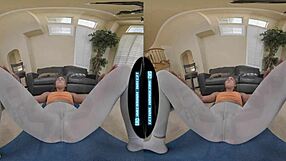 Prof yoga Selina Bentz excitée pendant ta leçon VR hardcore