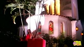 ثلاث سحاقيات يستكشفن ألعاب في مؤخرات وكسوس في ليلة دافئة