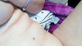 Comida de co�o - bunny eats it all up.