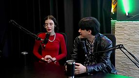 Young woman exhibits during pandemic and shares nude story