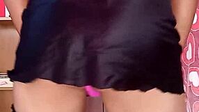 bailando en tanga rosa con brillos y medias sexys