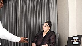 Perverzna knjižničarka mami obiskovalce z veliko rijo in pošastno kuro