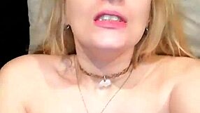 Comida de co�o - bunny eats it all up.