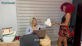 Repartidor toma su recompensa con estas hermosas chicas