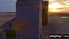 Velikijoška blond kanadska milf kmeta Jenessa Dawn se golota pozira na prostem