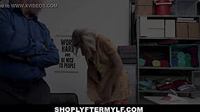 Blondinka velika rit MILF Amber Chase ujeta pri tatvini, pojebana od stražarja za svobodo