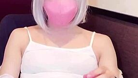 【個撮】マスク美女の女装が配信しながらオナニーする動画