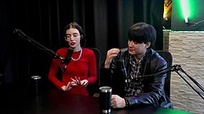 Young woman exhibits during pandemic and shares nude story