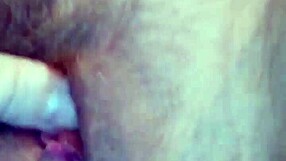 Comida de co�o - bunny eats it all up.