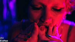 Jeg vil tilbede dine seksi fødder og tæer, Bia Roman & Sam Quinn i fetish-session