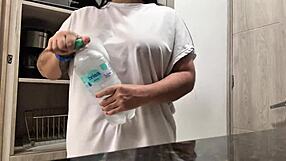 תצליח להתמודד עם מאוננת סוצי במטבח מלון ציצים טבעיים גדולים?