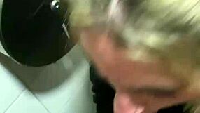 Deepvane me chupa la pija en el baño público de un cine