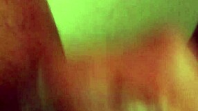 Jorde masturbira velik kurac v tušu z ročno masturbacijo