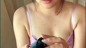 おもちゃをおまんこに挿れて遊んでたらヒクヒク感じでしまいイク女子大生。