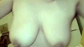 Encontré a mi prima probándose lencería nueva y terminamos follando